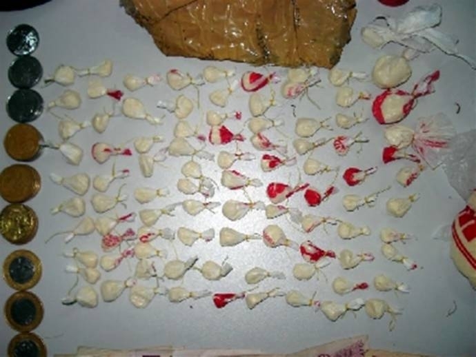 Drogas e moedas foram encontrados na boca-de-fumo da idosa, em Vrzea Grande