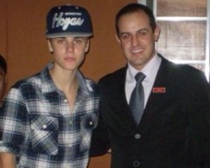 Cantor foi simptico, mas escorregou no portugus