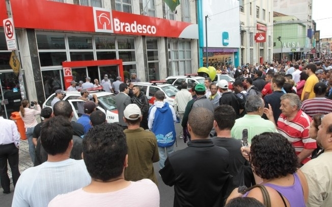 Agncia  cercada por curiosos nesta manh