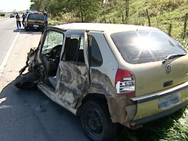 Com a batida, a porta do motorista foi arrancada