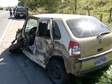 Com a batida, a porta do motorista foi arrancada 