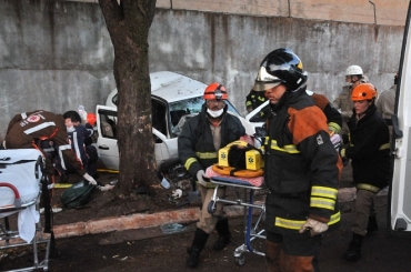 Bombeiros tiveram que usar um calo para retirar as vtimas de dentro do carro