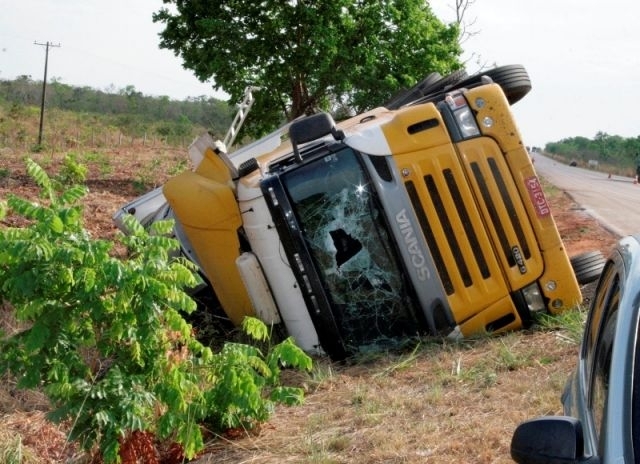 Polcia Rodoviria Federal (PRF) esteve no local auxiliando na sinalizao at a retirada da carreta