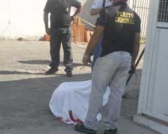 O corpo do professor Luiz Antnio Dias dos Santos, que foi assassinado na manh de quinta-feira