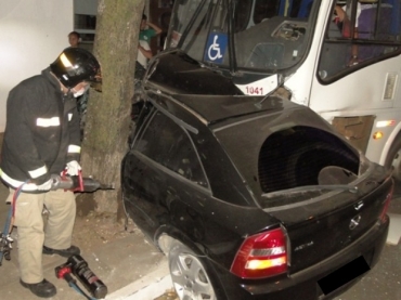 Carro prensado por �nibus em Tr�s Lagoas, MS.