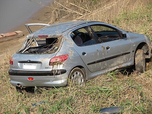 Jovem perde controle da direo e cai s margens do rio Itaja-A, em Blumenau (SC)