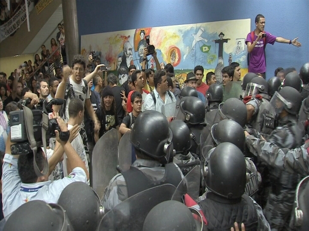 Policiais do Batalho de Choque fazem barreira para impedir entrada dos professores no plenrio.