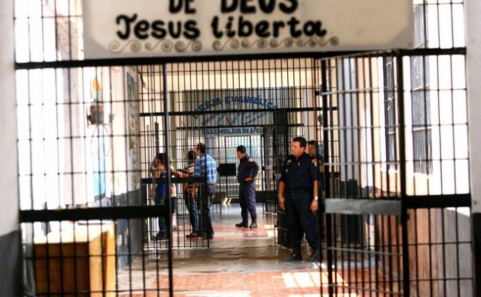 Os PMs que fazem a guarda desconfiaram de movimento e impediram fuga em massa do Carumb