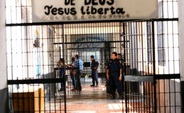 Os PMs que fazem a guarda desconfiaram de movimento e impediram fuga em massa do Carumb 