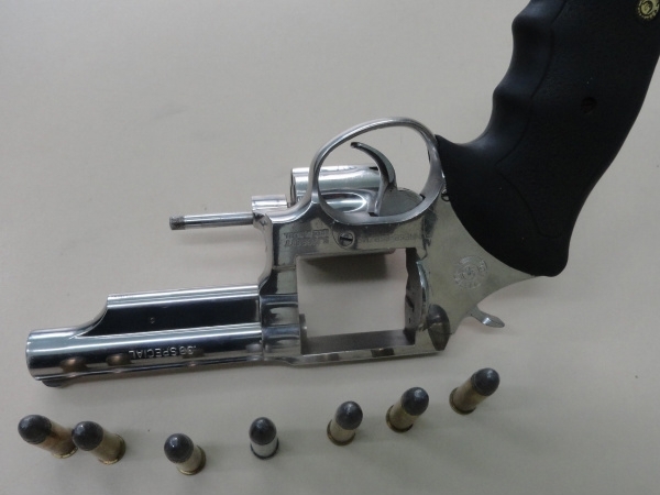 Arma furtada de PM e munies apreendidas na casa de um homem