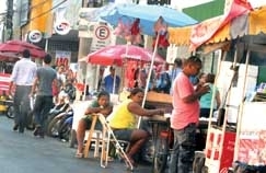 Rua 13 de Junho, no Centro, antes tomada pelos camels, agora est livre para os pedestres 