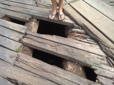 A ponte de madeira est em precrio estado, no Coxip do Ouro 