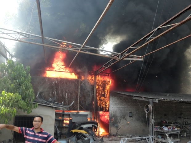 O fogo iniciou em um terreno baldio e quase atingiu uma oficina mecnica, que ficava ao lado.