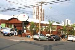 A floricultura est localizada na esquina da Isaac Povoas, com a Marechal Deodoro, no centro da cidade