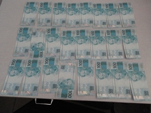 Notas foram encontradas dentro de um carro. Suspeitos est�o presos.