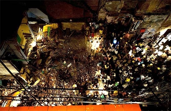 Equipes de resgate trabalham no centro hist�rico de Nova D�li, onde a queda de um pr�dio matou ao menos cinco