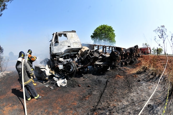 Veculos pegaram fogo depois da batida