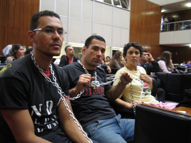 Professores acorrentados dentro do plenrio