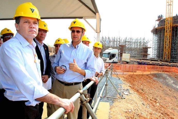 Silval Barbosa e Walter Shalka, no canteiro da Votorantim: incentivo incrementa economia em MT