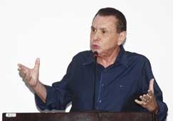 O presidente do PMDB de Mato Grosso, Carlos Bezerra, fez questionamentos  gesto de Galindo nas reas de saneamento e s