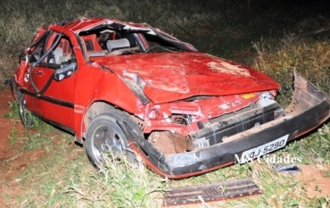 O ve�culo Tempra ficou destru�do ap�s o capotamento 