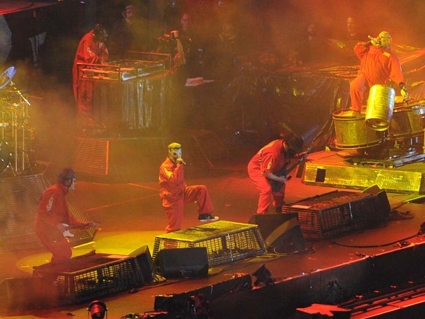 Banda americana se apresenta com macaces vermelhos que remetem a primeiro disco