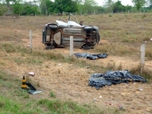 Mulheres foram arremessadas para fora do carro.