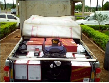 Carroceria da caminhonete estava carregada com u�sque contrabandeado.