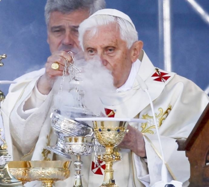 Papa Bento XVI realizou missa mesmo aps incidente