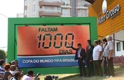 Cronmetro marca a contagem regressiva para a realizao da abertura da Copa; populao espera obras