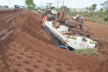 Corpo de Bombeiros esteve no local e o motorista n�o teve ferimentos graves