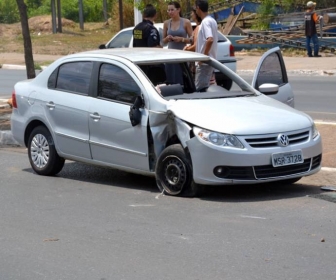 O autom�vel Voyage, ap�s sofre o acidente e derrubar a �rvore