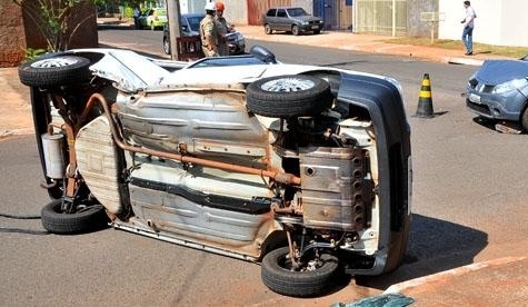 Ve�culo uno capotou depois de colidir com Sandero