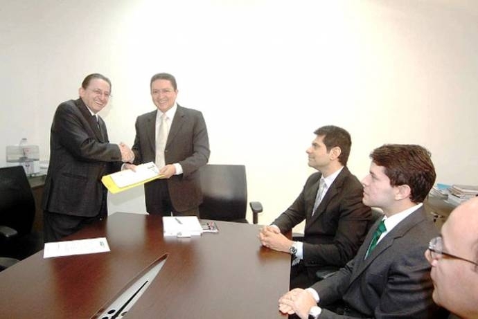 Galindo entrega a Albano minuta do edital sobre a concesso da Sanecap  iniciativa privada