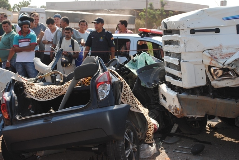 Carro da famlia foi cortado por moto; ao desviar, colidiu com carreta, que o arrastou por 20m