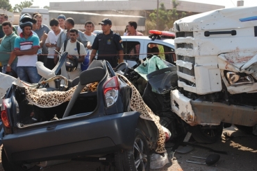 Carro da famlia foi cortado por moto; ao desviar, colidiu com carreta, que o arrastou por 20m 