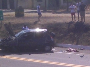 Motorista e passageiro em uma moto morreram na hora.