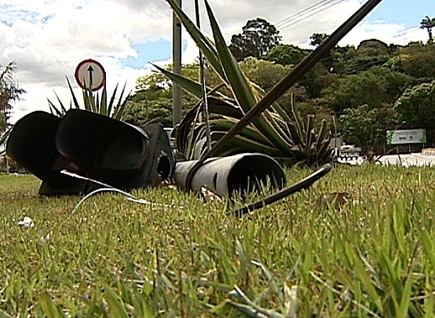 Homem bate com carro na BR-262 e foge da polcia com amigo, no ES