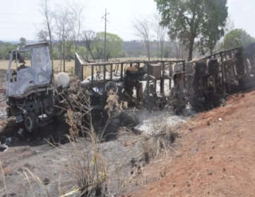 Condutor de carreta conseguiu escapar pela janela