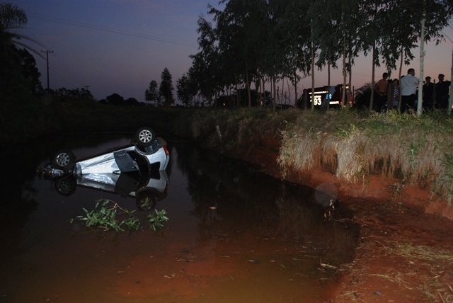Trs jovens estavam no carro que parou no lago