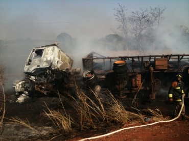 Acidente aconteceu por volta das 7h e o motorista da carreta escapou ileso