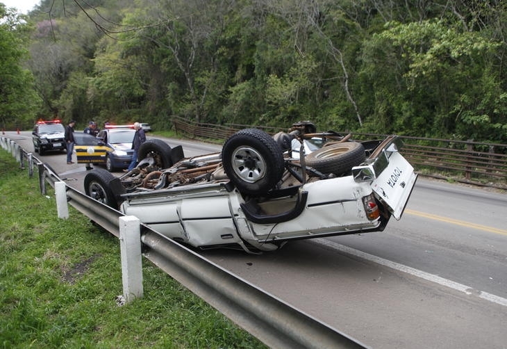 Na BR-116, veculo conduzido por jovem de 22 anos teria capotado vrias vezes aps uma curva