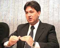 O diretor da Agecopa, Carlos Brito, conversou por vrias horas com o governador, que no definiu prazo para resolver imp