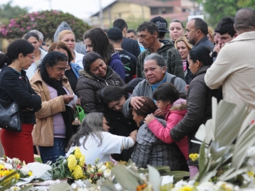 Parentes se emocionam em enterro de estudante