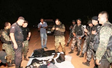 Aps o confronto com a quadrilha, policiais encontram alimento, roupas e dinheiro, em acampamento 