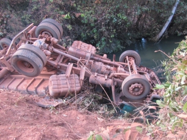 O corpo do motorista ficcou cinco dia submerso; socorro s� chegou cinco dias ap�s o acidente 