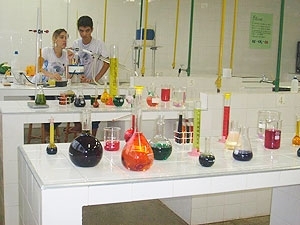 Alunos disp�em de laborat�rios para aulas pr�ticas