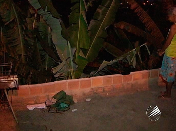 Homem encostou no muro da igreja em construo, que despencou.