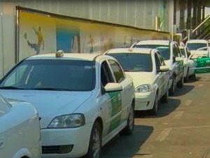 Txis no associados  cooperativa podem atender passageiros, mas no podem parar no local