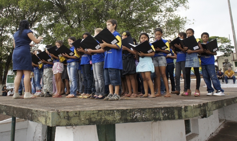 Com msicas variadas o Coral Construindo o Futuro mudou a rotina dos feirantes de Diamantino